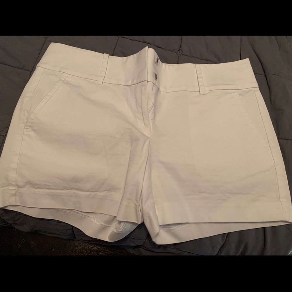 Ann Taylor Signature short (size 6)